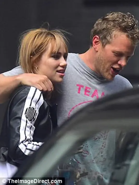 Bahkan beberapa kali Sebastian pun mengalungkan tangannya di pundak Suki. (theimagedirect.com/Daily Mail)