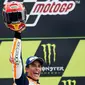 Ekspresi kegembiraan pebalap Repsol Honda, Marc Marquez, setelah menjuarai MotoGP Republik Ceska di Sirkuit Brno, Minggu (6/8/2017). (AP Photo/Petr David Josek)