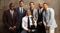 Peraih MVP NBA Award 2017, Russell Westbrook (tengah), bersama pemenang lainnya foto bersama usai menerima penghargaan pada ajang NBA Awards 2017 di Basketball City, New York, Senin (26/6/2017). (NBAE via Getty Images/Michael J.LeBrecht)