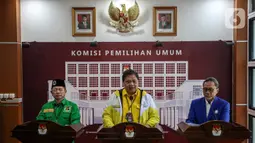 Koalisi Indonesia Bersatu (KIB) Ketua Umum Partai Golkar Airlangga Hartarto (tengah), Ketua Umum PAN Zulkifli Hasan (kanan), dan Ketua Umum PPP Suharso Monoarfa (kiri) menyampaikan keterangan usai pendaftaran di Gedung KPU RI, Jakarta, Rabu (10/8/2022). Pendaftaran bersama tiga partai KIB tak hanya membuktikan bahwa KIB solid, tetapi sekaligus mengungkap harapan publik terkait semangat persatuan yang terus dikedepankan oleh KIB. (Liputan6.com/Faizal Fanani)