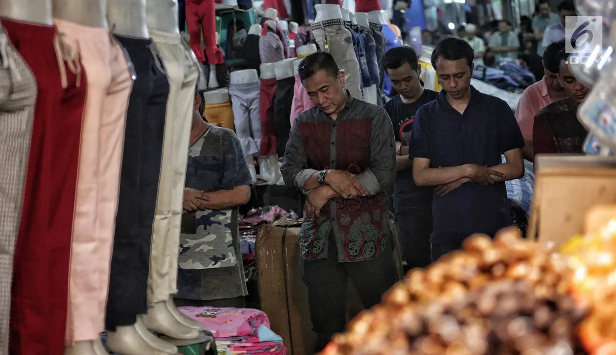 Jemaah melaksanakan salat Jumat di Pasar Tanah Abang, Jakarta, Jumat (10/5/2019). Area masjid yang terbatas membuat jemaah harus mengisi selasar dan lorong di area pasar untuk menjalankan salat. (Liputan6.com/Faizal Fanani)