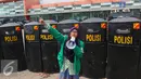 Seorang mahasiswi melakukan orasi di JIEXPO, Jakarta (27/4). Aksi tersebut merupakan bentuk penolakan pameran mesin rokok international karena dinilai akan berdampak pada jumlah produksi rokok dan konsumsi rokok di Indonesia. (Liputan6.com/Angga Yuniar)