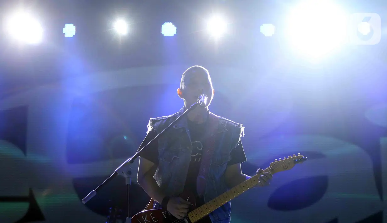 Grup band The Rain tampil pada pembukaan Jakarta Fair 2022 atau Pekan Raya Jakarta 2022 di Jakarta International Expo (JIExpo), Kemayoran, Jakarta, Kamis (9/6/2022). Jakarta Fair 2022 berlangsung pada 9 Juni hingga 17 Juli 2022. (Liputan6.com/Herman Zakharia)
