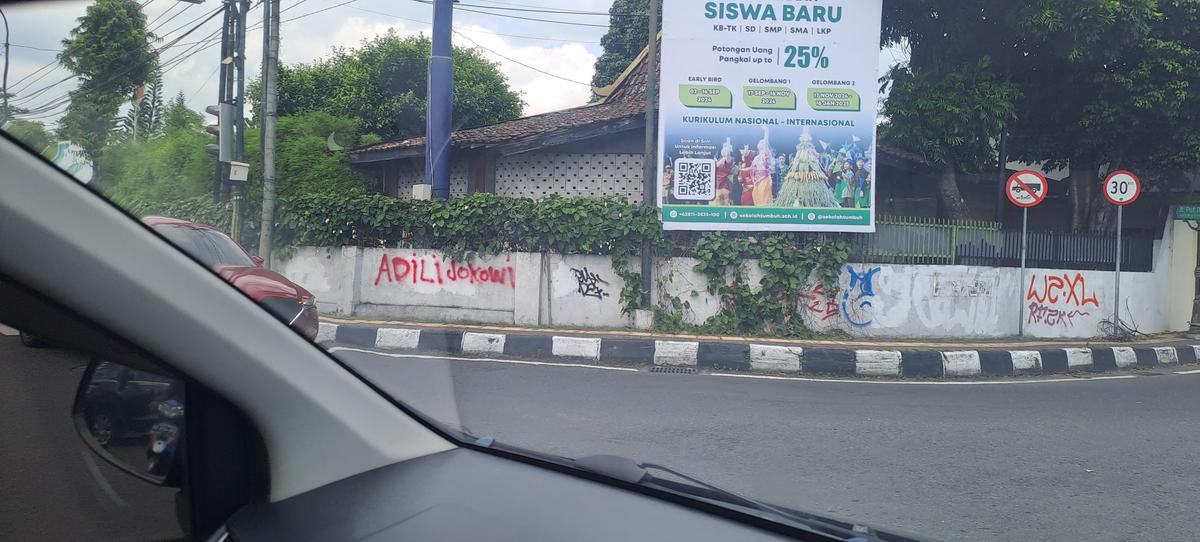 Muncul Coretan 'Adili Jokowi' di Yogyakarta hingga Sleman