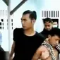 Polisi menggerebek tersangka pengedar sabu di Lampung Tengah. Sementara itu, polisi mencari motif utama pelaku penembakan di Orlando, AS.