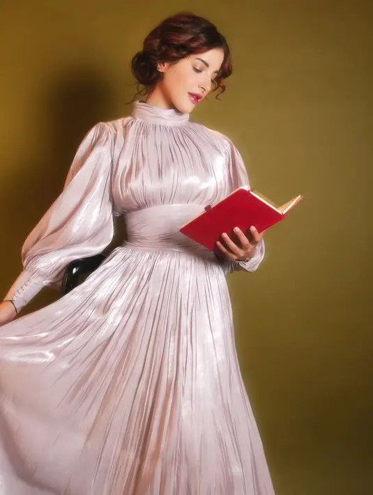 Penampilan Tasya makin totalitas dengan dress panjang lilac satin berkerah tinggi sembari membaca buku merah [@tasyafarasya]