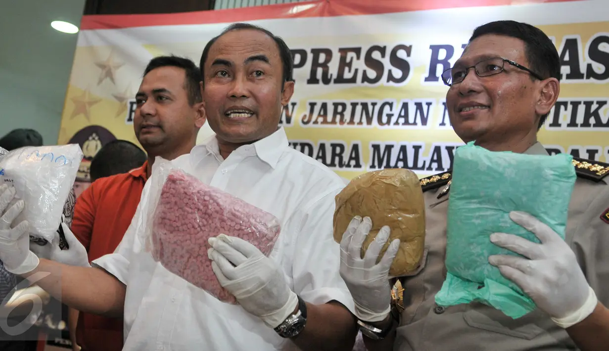 Dirtipid Narkoba Bareskrim Polri memperlihatkan barang bukti saat Press Release pengungkapan jaringan narkotika internasional, Jakarta, Selasa (7/3). Petugas mengamankan barang bukti 48 kg sabu dan 70.000 butir pil ekstasi. (Liputan6.com/Yoppy Renato)