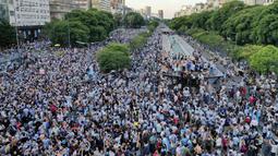 Ribuan suporter Argentina tumpah ruah di pusat kota Buenos Aires usai Lionel Messi cs berhasil menaklukkan Kroasia dan melaju partai final Piala Dunia 2022. (AP Photo/Gustavo Garello)