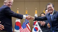 Presiden AS Donald Trump bersama dengan Presiden Korsel Moon Jae-in (AP Photo/Andrew Harnik)