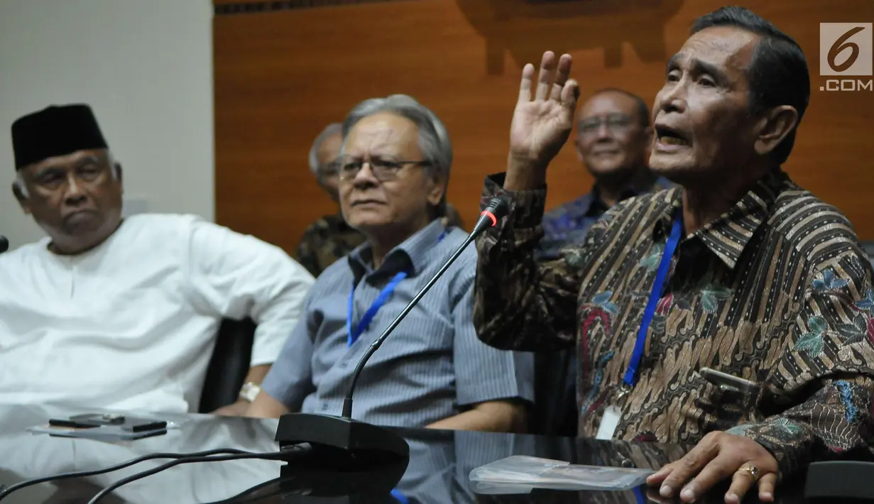 Mantan pimpinan KPK, Tumpak Hatorangan Panggabean memberikan keterangan pers di Gedung KPK, Jakarta, Jumat (7/7). Para mantan pimpinan KPK memberikan dukungan terhadap upaya KPK menyelidiki kasus dugaan korupsi E-KTP. (Liputan6.com/Helmi Afandi)
