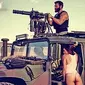 Dan Bilzerian beraksi dengan menembak target dari sebuah Humvee milik Angkatan Darat AS.