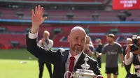 Pelatih Manchester United, Erik ten Hag dengan trofi Piala FA usai mengalahkan Man City di final, Sabtu (25/5/2024). (AP Photo/Ian Walton)