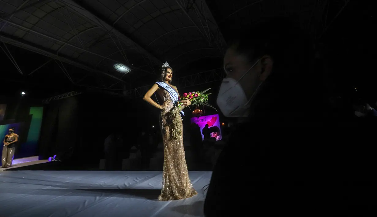 Ana Marcelo, insinyur agroindustri dari Esteli, berpose setelah dinobatkan sebagai Miss Nikaragua 2020 di tengah pandemi Covid-9 di Managua, 8 Agustus 2020. Ana Marcelo dinobatkan di depan audiens yang terbatas dengan tetap menerapkan protokol jarak sosial. (AP Photo/Alfredo Zuniga)