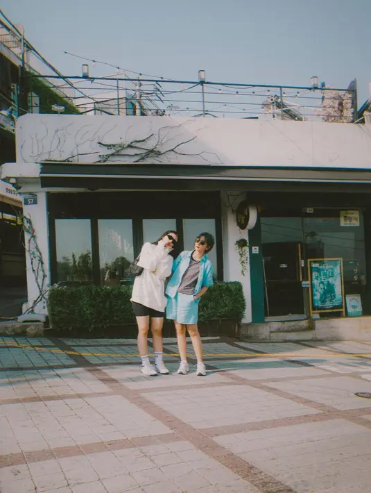 Saat liburan dengan sahabatnya, Fita Anggraini, Sheila Dara memilih tampil dengan gaya anak SMP [@sheiladaisha]