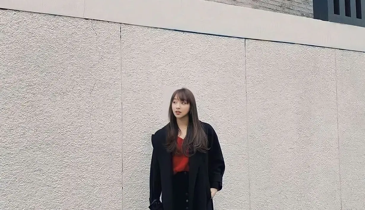 Di foto ini, Dita Karang memperlihatkan rambutnya yang berwarna cokelat, tanpa highlight. Warna rambut ini juga terlihat sangat pas untuknya. Foto: Instagram.