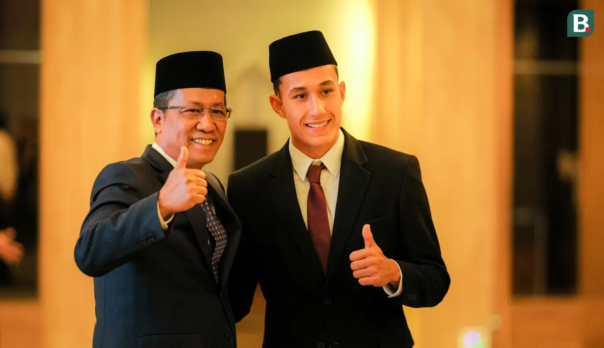 Pemain FC Utrecht, Miliano Jonathans (kanan) berfoto bersama dengan Menteri Hukum RI, Supratman Andi Agtas setelah prosesi pengambilan sumpah kewarganegaraan Republik Indonesia di Kementerian Hukum dan HAM, Kuningan, Jakarta Selatan, Rabu (03/09/2025). (Bola.com/Bagaskara Lazuardi)