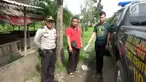 Seorang pria mengalami nasib nahas karena motornya hilang saat ia sedang kencing di pinggir jalan.