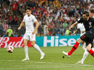 Penyerang timnas Kroasia, Mario Mandzukic mencetak gol ke gawang Inggris pada babak semifinal Piala Dunia 2018 di Stadion Luzhniki, Rabu (11/7). Kroasia menembus final usai menyingkirkan Inggris 2-1 lewat perpanjangan waktu. (AP/Frank Augstein)