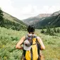 ilustrasi backpacker perempuan/Photo by Holly Mandarich on Unsplash