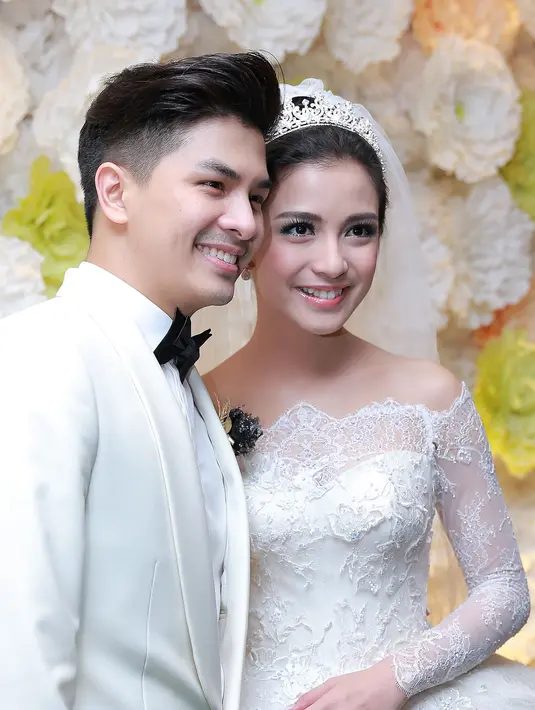 Hubungan Chelsea Olivia dan Glenn Alinskie memasuki babak baru setelah mengikat janji suci pernikahan di Gereja Katedral, Jakarta Pusat, Kamis (1/10/2015) sekitar pukul 11.50 WIB. (Galih W. Satria/Bintang.com)