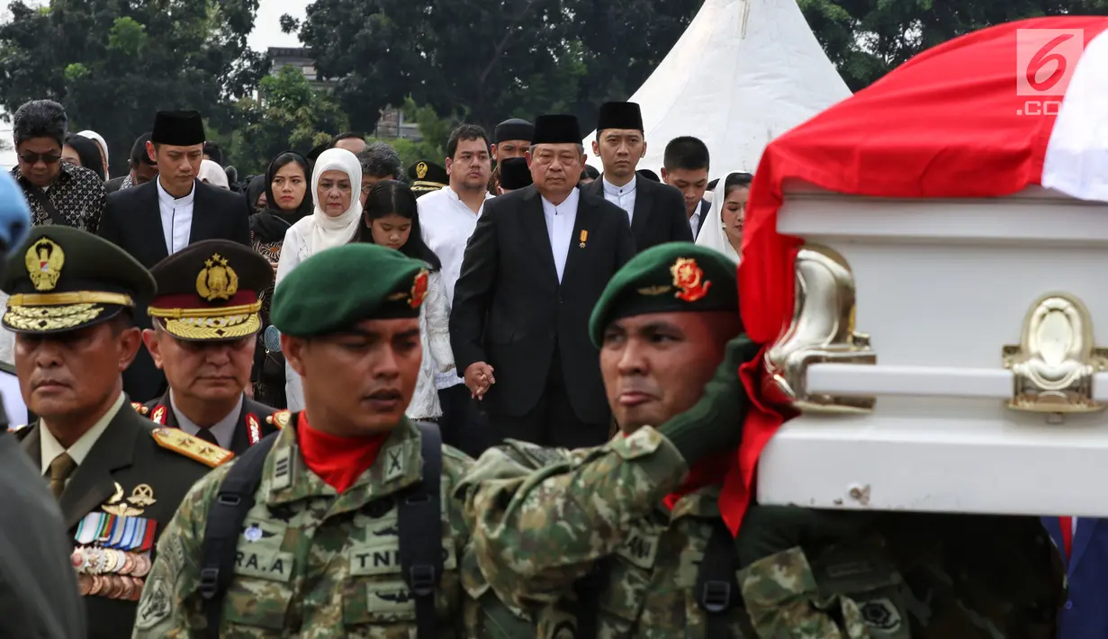 Presiden ke-6 RI Susilo Bambang Yudhoyono (SBY) melihat ke arah peti jenazah istrinya Ani Yudhoyono saat dibawa oleh prajurit TNI di TMP Kalibata, Jakarta, Minggu (2/6/2019). Ani Yudhoyono dimakamkan secara militer. (Liputan6.com/JohanTallo)