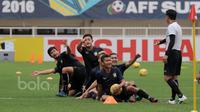Para pemain Thailand menjalani latihan uji coba lapangan jelang leg pertama Final Piala AFF 2016  di Stadion Pakansari, Bogor (13/12/2016).  (Bola.com/Nicklas Hanoatubun)