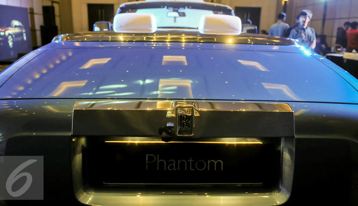 Rolls-Royce Bespoke Phantom "Year of the Dragon" memiliki tempat khusus di Asia, Jakarta, Kamis (31/3). Rolls-Royce Phantom adalah penggabungan unsur desain cukup rumit, mewakili lambang keberuntungan dari budaya timur. (Liputan6.com/Yoppy Renato)