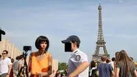 Nekat Selfie Tanpa Busana di Depan Eiffel, Seniman Cantik Dibui