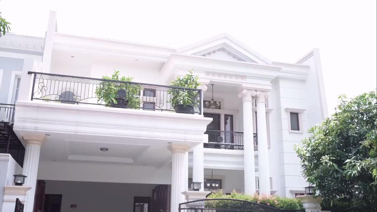 9 Potret Rumah Baru Ochi Rosdiana yang Mewah, Desain Elegan dengan Pilar Tinggi