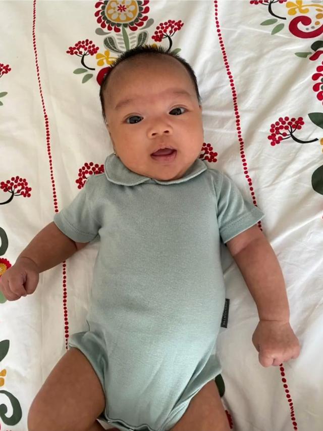 Hampir Berusia 2 Bulan, Ini 6 Potret Gemas Anak Keempat Ricky Harun dan Herfiza