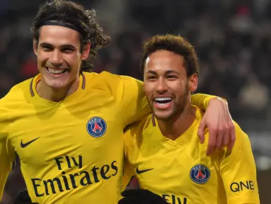 Pemain PSG, Neymar (kanan) dan Edinson Cavani merayakan gol ke gawang Rennes pada laga Ligue 1 Prancis di Roazhon Park, Rennes, (16/12/2017). PSG menang 4-1. (AFP/Loic Venance)