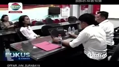 Penyanyi Eka Deli Mardiyana memenuhi panggilan pemeriksaan sebagai saksi di Kepolisian Daerah Jawa Timur (Polda Jatim) terkait kasus investasi bodong MeMiles, Senin (13/1/2020). Ia datang dengan didampingi tim kuasa hukum langsung menjalani pemeriksa...