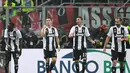 Bintang Juventus, Cristiano Ronaldo berselebrasi usai menciptakan gol kedua bagi Juventus ke gawang AC Milan pada lanjutan laga serie a yang berlangsung di stadion San Siro, Milan (12/11). Juventus menang 2-0. (AFP/Marco Bertorello)