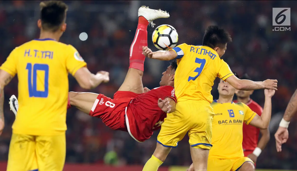 Pemain depan Persija, Addison Alves (tengah) melakukan tendangan salto saat laga melawan Song Lam Nghe An pada laga grup H Piala AFC di Stadion GBK Jakarta, Rabu (14/3). Persija unggul 1-0 atas Song Lam Nghe An. (Liputan6.com/Helmi Fithriansyah)