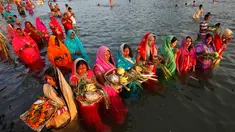 Sejumlah umat Hindu melakukan ritual menyembah dewa Matahari selama festival keagamaan Chhat Puja di Chandigarh, India (6/11). Ritual ini  merupakan bentuk terima kasih mereka kepada Dewa Matahari yang telah memberikan kehidupan. (Reuters/Ajay Verma)