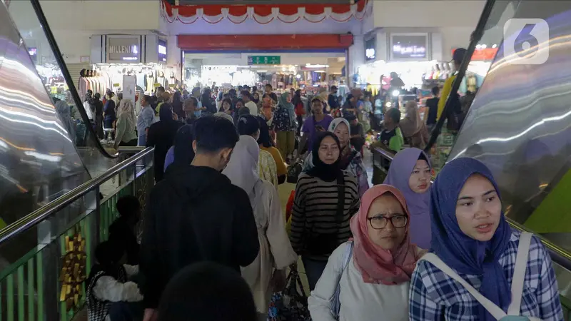 Pasar Tanah Abang Ramai Dikunjungi Warga