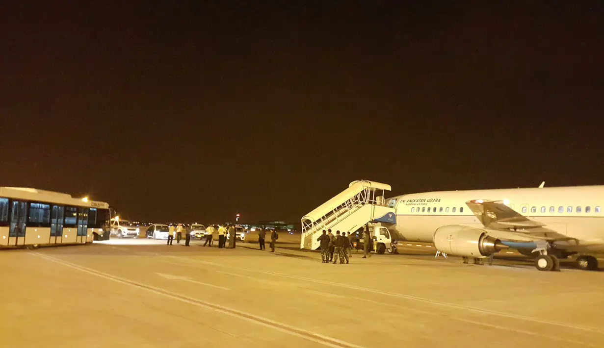 Pesawat TNI AU Boeing 737-400 Skadron 17 dengan Nomor A-7305 yang diberangkatkan untuk mengevakuasi WNI dari Yaman telah tiba di kota Salalah, Oman, Jumat pagi (3/4/2015) pukul 04.45 waktu setempat. (Puspen TNI)