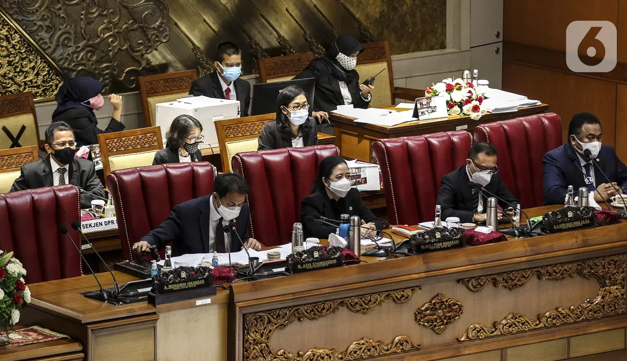 Wakil Pimpinan DPR Azis Syamsuddin (kiri) mengesahkan RUU Omnibus Law Cipta Kerja menjadi UU disaksikan Ketua DPR Puan Maharani (kedua kiri), Wakil Pimpinan DPR Sufmi Dasco Ahmad (kedua kanan) dan Rachmad Gobel saat Rapat Paripurna di Kompleks Parlemen, Jakarta (5/10/2020). (Liputan6.com/JohanTallo)