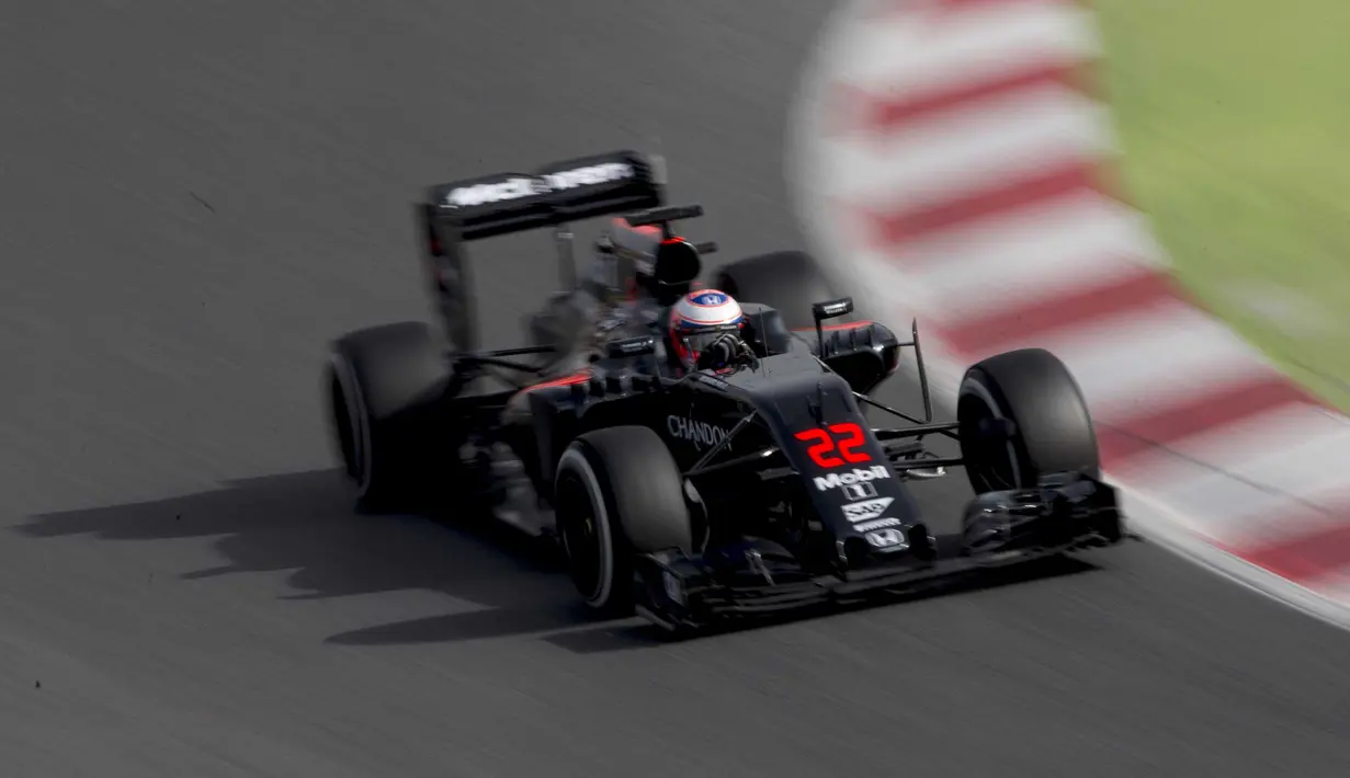  Jenson Button dari McLaren F1 team, memacu tunggangannya hingga kecepatan maksimum saat finish 1m26.735s pada test pre-season di  Sirkuit Catalunya, Montmelo, Barcelona, Senin (22/2/2016) malam WIB.  (EPA/Alejandro Garcia)