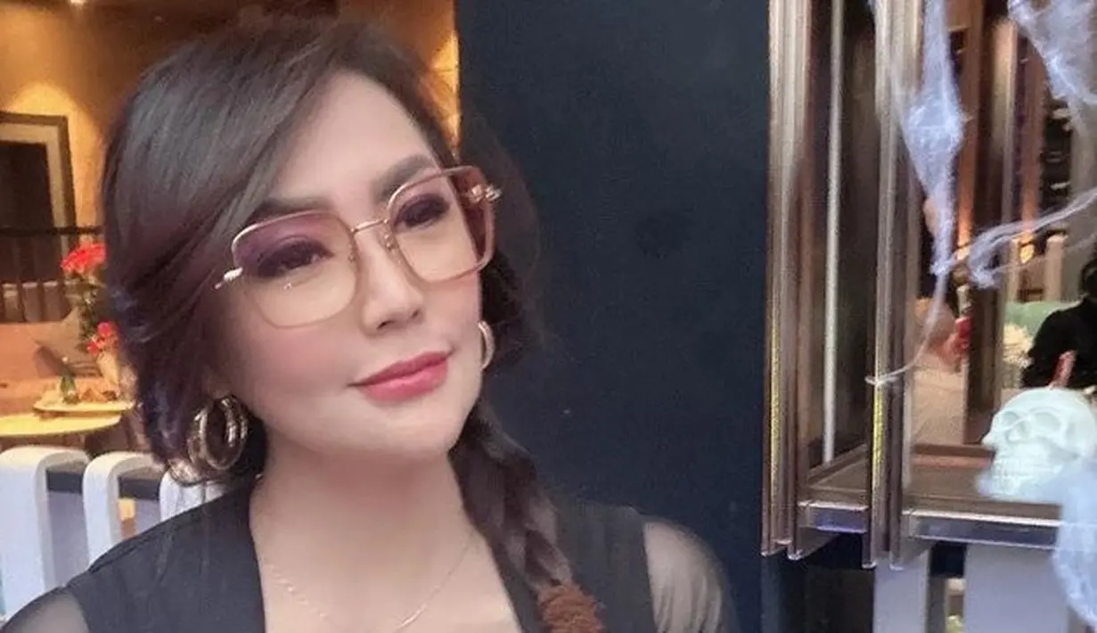 <p>Walaupun sudah berusia 47 tahun, namun Tessa tetap terlihat cantik. Tak hanya cantik, beberapa netizen menilai Tessa terlihat hot. [Foto: instagram.com/tessakauanang_tuiit]</p>