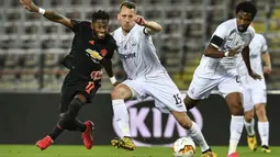 Gelandang Manchester United, Fred, berebut bola dengan pemain LASK pada leg pertama 16 besar Liga Europa di Linzer Stadion, Linz, Austria, Jumat (13/3). Manchester United menang telak 5-0 atas LASK. (AP/Kerstin Joensson)