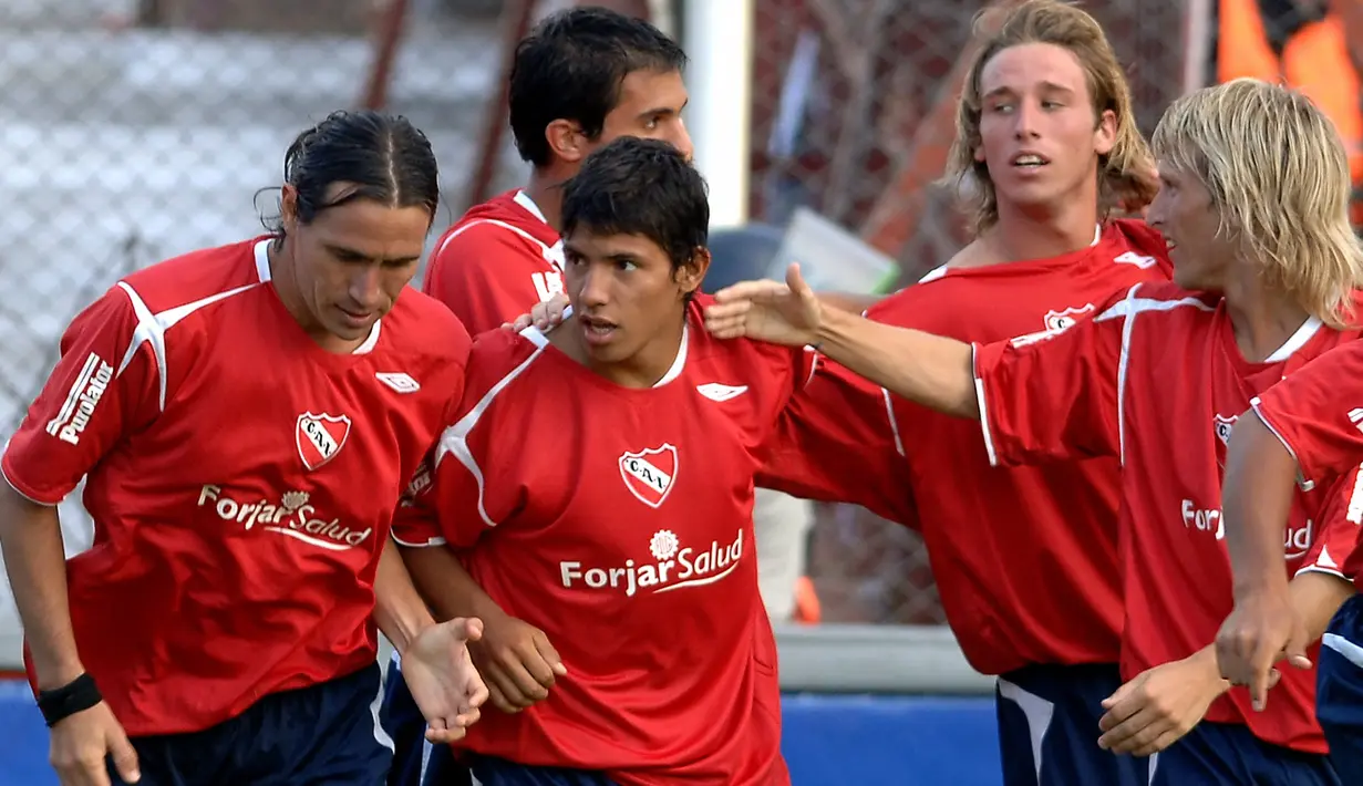 Bersama Independiente mulai musim 2002/2003 hingga 2005/2006 ia total tampil dalam 56 laga dengan mencetak 23 gol. Tak ada satu gelar pun yang diraihnya bersama Independiente. (AFP/Sebastiao De Souza)