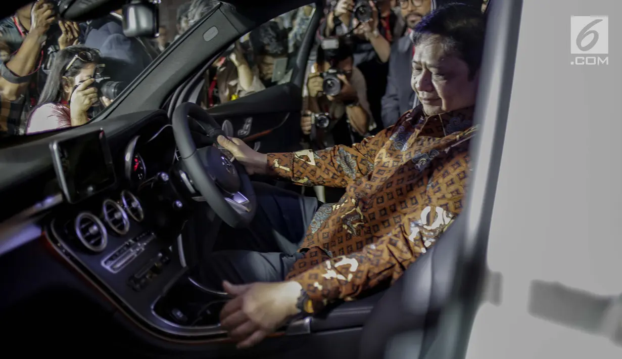 Menteri Perindustrian Airlangga Hartarto mencoba mobil Mercedes-Benz yang dipamerkan pada pameran otomotif Indonesia International Motor Show (IIMS) 2019 di JiExpo Kemayoran, Jakarta, Kamis (25/4). Hajatan tahun ini, acara resmi dibuka oleh Menperin Airlangga Hartarto. (Liputan6.com/Faizal Fanani)