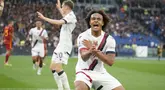 Penyerang Bologna Joshua Zirkzee merayakan gol yang dicetaknya ke gawang AS Roma dalam duel pekan ke-33 Serie A 2023/2024 di Olimpico, Senin (22/4/2024). (AP Photo/Gregorio Borgia)