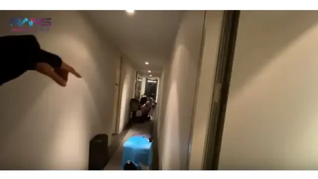 Di penginapannya terdapat lorong panjang untuk menuju ruang berkumpul yang terdapat meja makan dan sofa serta televisi besar.