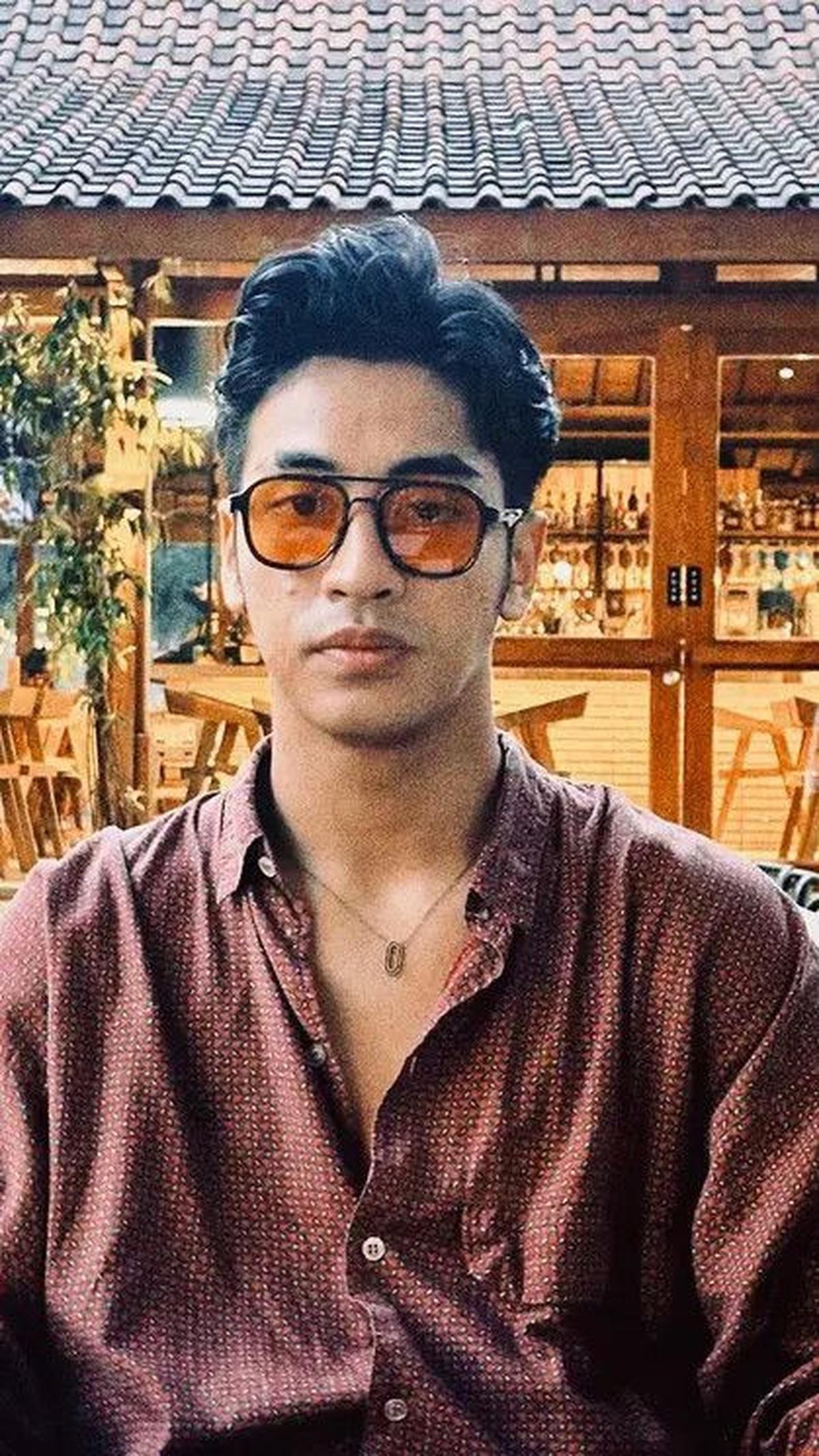 Dalam sebuah potret, Abidzar mengenakan kemeja merah dengan beberapa kancing atas yang dibuka, ditambah dengan sunglasses.&nbsp;