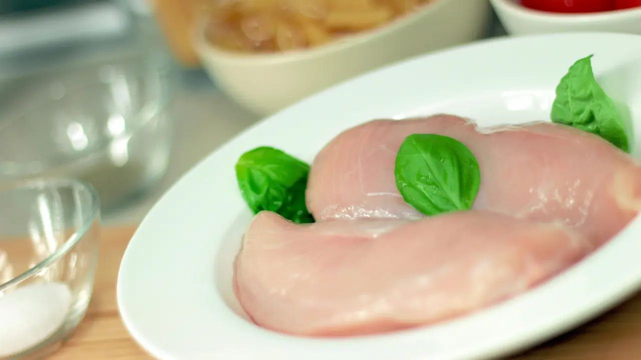 4 Tips Memilih Daging Ayam yang Segar dan Aman Dikonsumsi