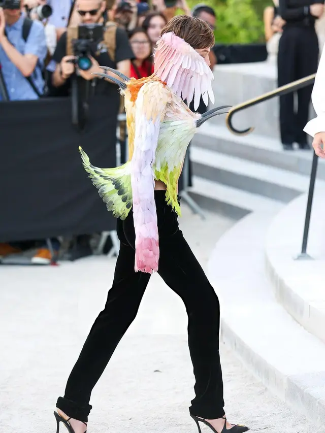 Emma Corrin Tampil Bak Burung Eksotis di Schiaparelli Couture 2026, Blazer Berbulu Warna-Warni Jadi Sorotan