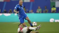 Aksi bek Timnas Italia, Federico Dimarco saat melawan Kroasia di fase grup Euro 2024. (AP Photo/Ebrahim Noroozi)