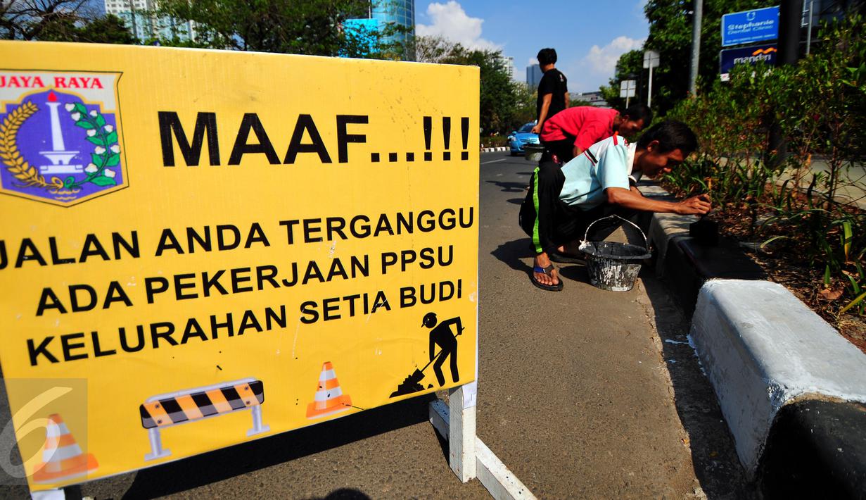 Papan pengumuman gangguan perjalanan terpasang di kawasan HR Rasuna Said, Jakarta, Kamis (30/7/2015). Menyambut Hari Kemerdekaan, Pemprov DKI Jakarta akan mempercantik wajah Ibukota. (Liputan6.com/Yoppy Renato)